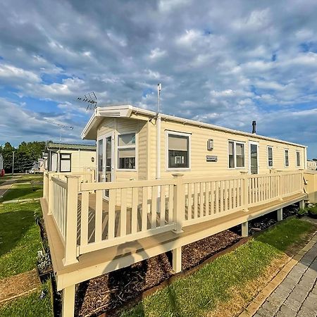Caravan With Decking And Free Wifi At Seawick Holiday Park Ref 27214Sw Clacton-on-Sea Exterior foto