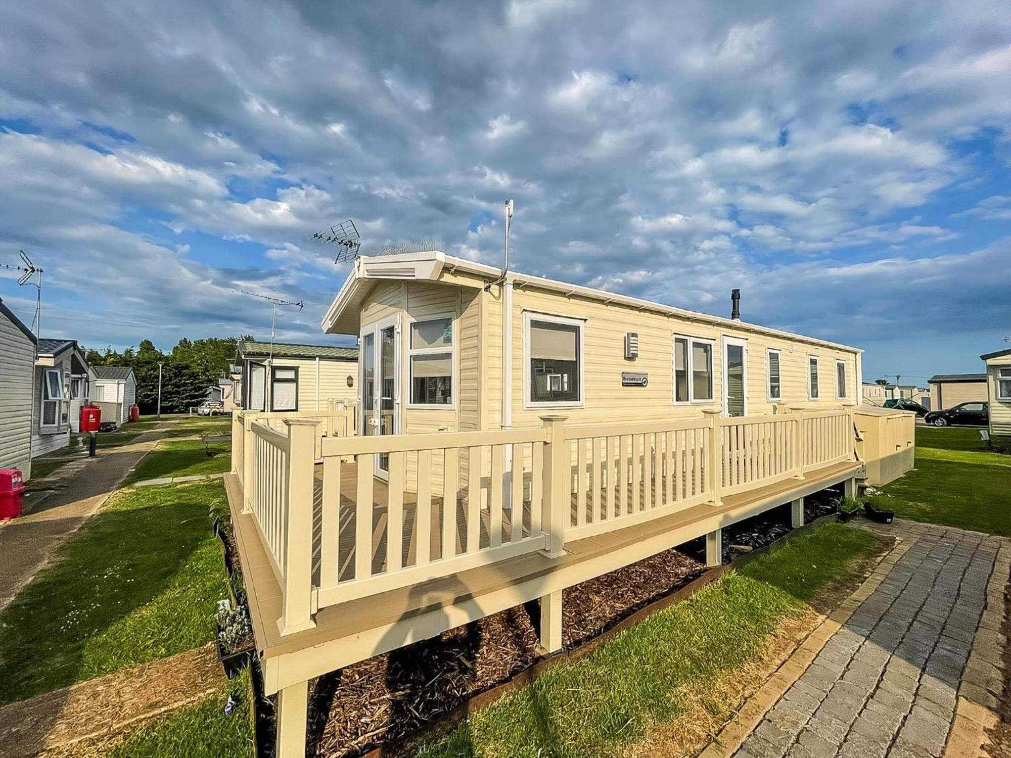 Caravan With Decking And Free Wifi At Seawick Holiday Park Ref 27214Sw Clacton-on-Sea Exterior foto
